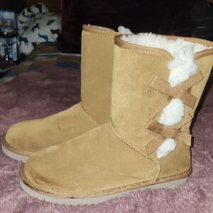 KOOLABURRA by UGG WOMENS VICTORIA SHORT FUR BOOT